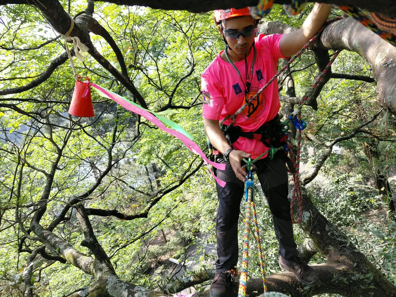 Competidor em prova de escalada técnica
