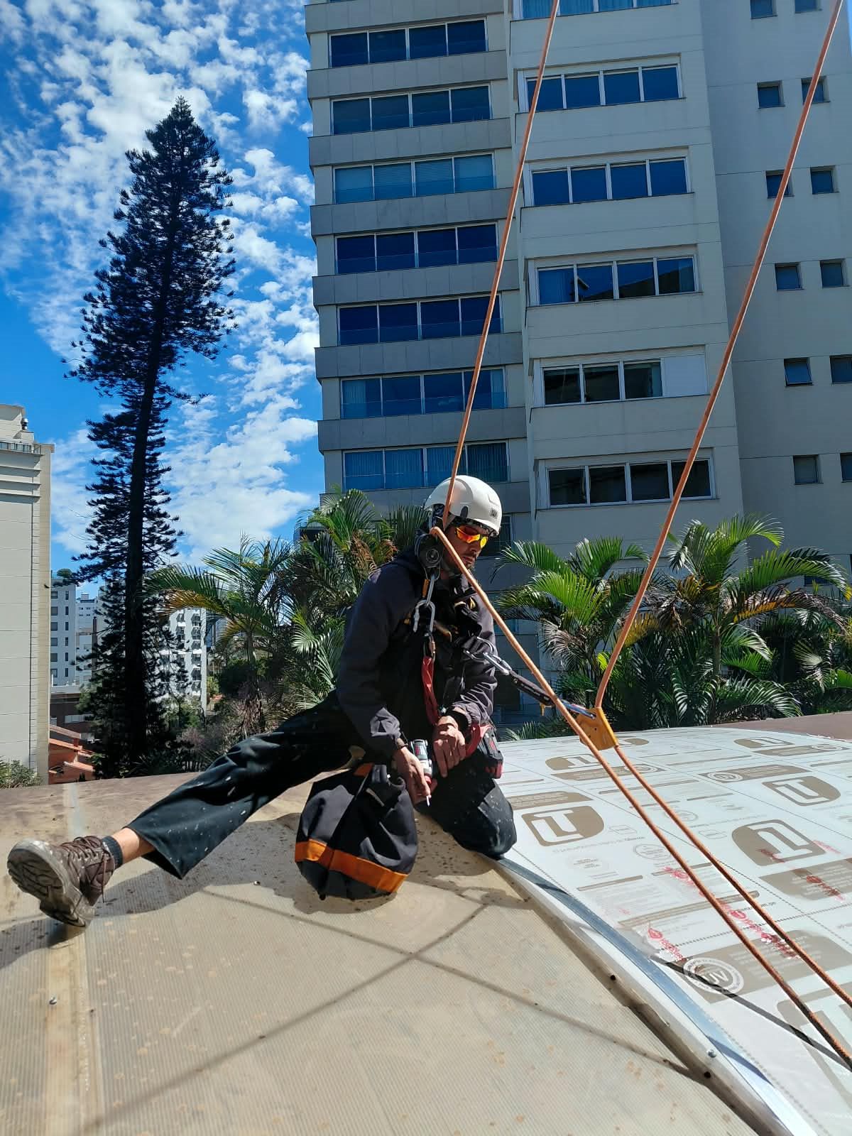 Acesso por cordas em cobertura predial