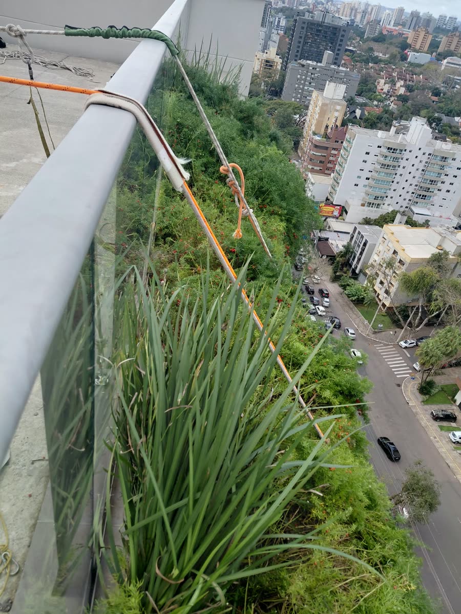 Ancoragem das cordas na cobertura sobre o jardim vertical