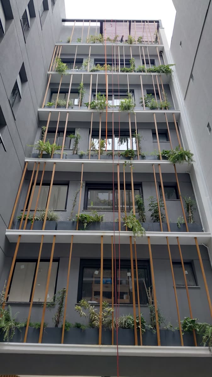 Fachada com floreiras e cordas de acesso instaladas