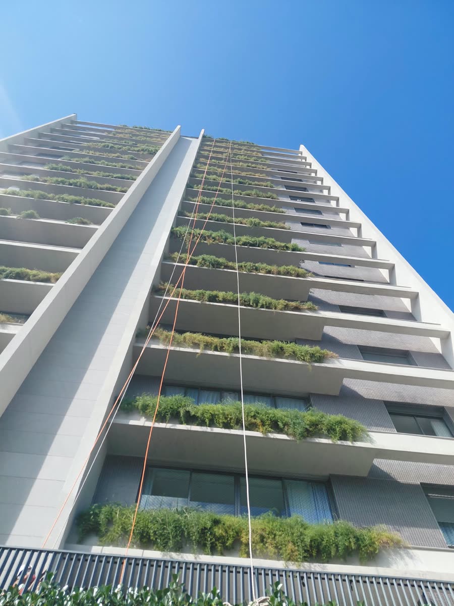 Torre com jardim vertical em todos os andares e cordas de acesso
