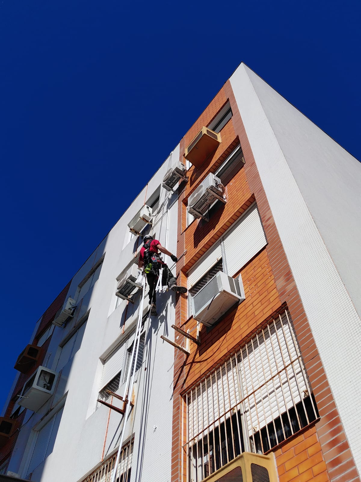 Instalação e Manutenção de Dreno de Ar-Condicionado