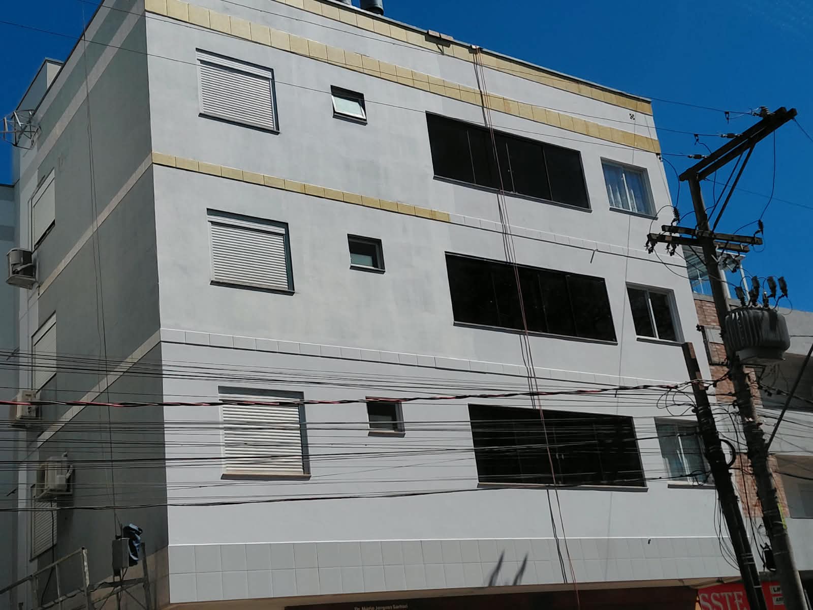 Reforma em fachada: tratamento de fissuras, impermeabilização e pintura - Cliente: Teccon Engenharia